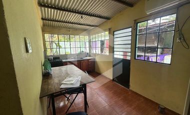 Casa con departamentos y local comercial