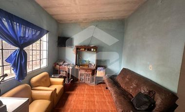 Casa con departamentos y local comercial