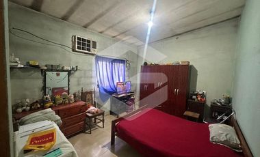 Casa con departamentos y local comercial