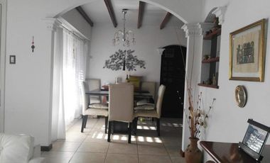 Casa en venta - 2 Dormitorios 1 Baño - 220Mts2 - Cochera - 220Mts2 - Quilmes Oeste