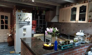 Casa en venta - 2 Dormitorios 1 Baño - 220Mts2 - Cochera - 220Mts2 - Quilmes Oeste