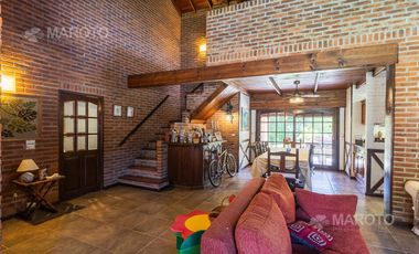 CASA EN VENTA EN LOS HORNEROS C.C CON CUATRO DORMITORIOS - MAROTO PROPIEDADES