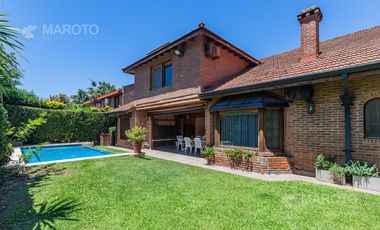 CASA EN VENTA EN LOS HORNEROS C.C CON CUATRO DORMITORIOS - MAROTO PROPIEDADES