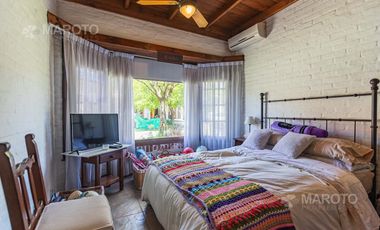CASA EN VENTA EN LOS HORNEROS C.C CON CUATRO DORMITORIOS - MAROTO PROPIEDADES