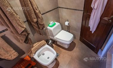 CASA EN VENTA EN LOS HORNEROS C.C CON CUATRO DORMITORIOS - MAROTO PROPIEDADES