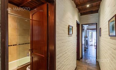 CASA EN VENTA EN LOS HORNEROS C.C CON CUATRO DORMITORIOS - MAROTO PROPIEDADES