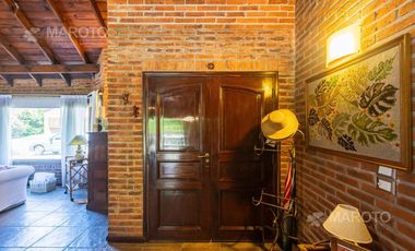 CASA EN VENTA EN LOS HORNEROS C.C CON CUATRO DORMITORIOS - MAROTO PROPIEDADES