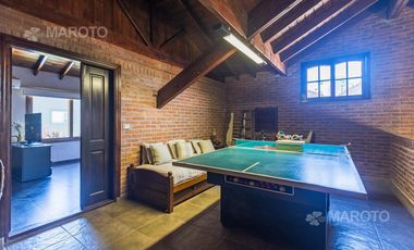 CASA EN VENTA EN LOS HORNEROS C.C CON CUATRO DORMITORIOS - MAROTO PROPIEDADES