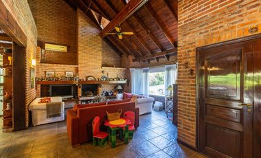 CASA EN VENTA EN LOS HORNEROS C.C CON CUATRO DORMITORIOS - MAROTO PROPIEDADES