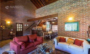 CASA EN VENTA EN LOS HORNEROS C.C CON CUATRO DORMITORIOS - MAROTO PROPIEDADES