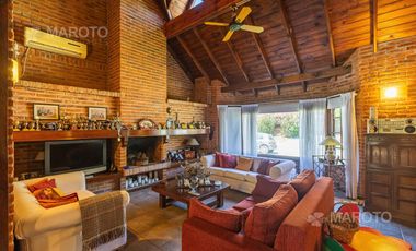 CASA EN VENTA EN LOS HORNEROS C.C CON CUATRO DORMITORIOS - MAROTO PROPIEDADES