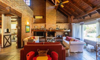 CASA EN VENTA EN LOS HORNEROS C.C CON CUATRO DORMITORIOS - MAROTO PROPIEDADES