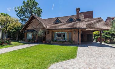 CASA EN VENTA EN LOS HORNEROS C.C CON CUATRO DORMITORIOS - MAROTO PROPIEDADES