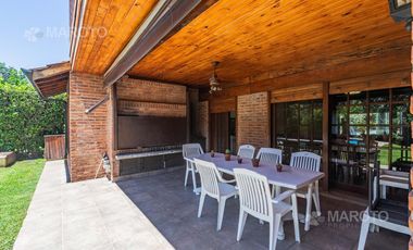 CASA EN VENTA EN LOS HORNEROS C.C CON CUATRO DORMITORIOS - MAROTO PROPIEDADES