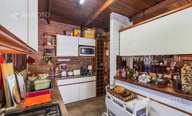 CASA EN VENTA EN LOS HORNEROS C.C CON CUATRO DORMITORIOS - MAROTO PROPIEDADES