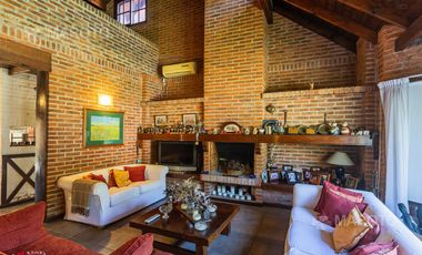 CASA EN VENTA EN LOS HORNEROS C.C CON CUATRO DORMITORIOS - MAROTO PROPIEDADES