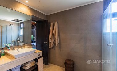 CASA EN VENTA EN LOS HORNEROS C.C CON CUATRO DORMITORIOS - MAROTO PROPIEDADES