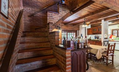 CASA EN VENTA EN LOS HORNEROS C.C CON CUATRO DORMITORIOS - MAROTO PROPIEDADES