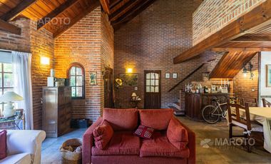 CASA EN VENTA EN LOS HORNEROS C.C CON CUATRO DORMITORIOS - MAROTO PROPIEDADES