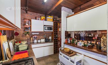 CASA EN VENTA EN LOS HORNEROS C.C CON CUATRO DORMITORIOS - MAROTO PROPIEDADES