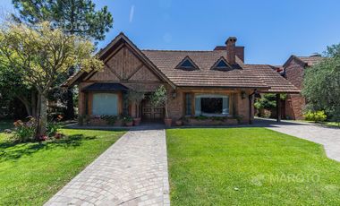 CASA EN VENTA EN LOS HORNEROS C.C CON CUATRO DORMITORIOS - MAROTO PROPIEDADES
