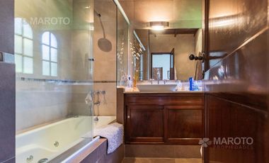 CASA EN VENTA EN LOS HORNEROS C.C CON CUATRO DORMITORIOS - MAROTO PROPIEDADES