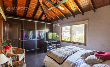 CASA EN VENTA EN LOS HORNEROS C.C CON CUATRO DORMITORIOS - MAROTO PROPIEDADES
