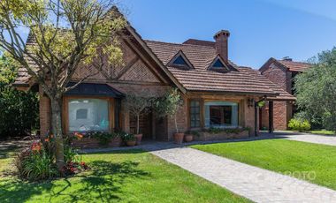 CASA EN VENTA EN LOS HORNEROS C.C CON CUATRO DORMITORIOS - MAROTO PROPIEDADES