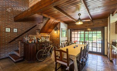 CASA EN VENTA EN LOS HORNEROS C.C CON CUATRO DORMITORIOS - MAROTO PROPIEDADES