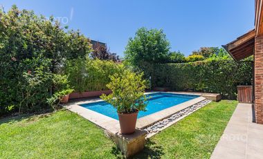 CASA EN VENTA EN LOS HORNEROS C.C CON CUATRO DORMITORIOS - MAROTO PROPIEDADES