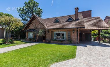 CASA EN VENTA EN LOS HORNEROS C.C CON CUATRO DORMITORIOS - MAROTO PROPIEDADES