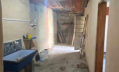 Casa en venta - 2 Dormitorios 1 Baño - Cochera - 200Mts2 - Lomas de Zamora