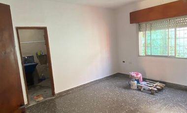 Casa en venta - 2 Dormitorios 1 Baño - Cochera - 200Mts2 - Lomas de Zamora