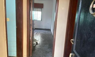 Casa en venta - 2 Dormitorios 1 Baño - Cochera - 200Mts2 - Lomas de Zamora