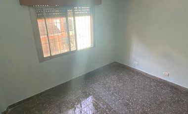 Casa en venta - 2 Dormitorios 1 Baño - Cochera - 200Mts2 - Lomas de Zamora