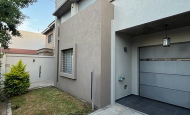 Casa 5 ambientes en venta en  Castelar Norte