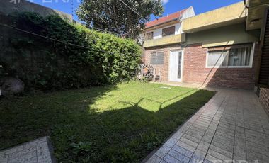 Venta de casa 4 ambientes con cochera en Quilmes Oeste