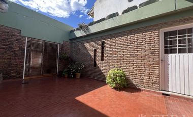 Venta de casa 4 ambientes con cochera en Quilmes Oeste