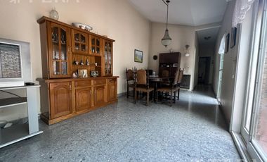 Venta de casa 4 ambientes con cochera en Quilmes Oeste