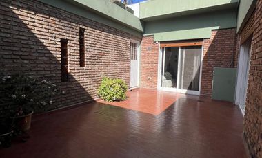 Venta de casa 4 ambientes con cochera en Quilmes Oeste