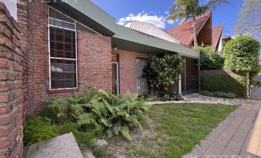 Venta de casa 4 ambientes con cochera en Quilmes Oeste
