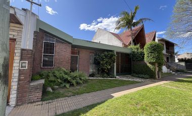 Venta de casa 4 ambientes con cochera en Quilmes Oeste
