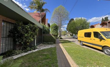 Venta de casa 4 ambientes con cochera en Quilmes Oeste