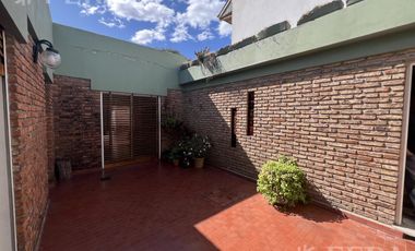 Venta de casa 4 ambientes con cochera en Quilmes Oeste