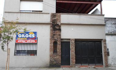 Venta de Excelente Casa 4 Amb. S/L 8.66x33m² en R. Mejia  Con Fdo Libre