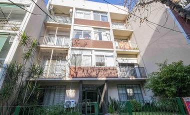 Departamento de 3 ambientes en 2° piso por escalera en venta, en La Lucila.