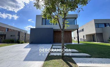 Casa en Venta 4 ambientes con pileta Puertos Zona Norte
