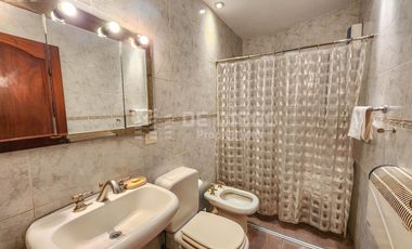 Casa en venta de 7 ambientes, habitacion en planta baja en suite, Vicente López