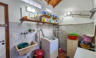 Casa en venta de 7 ambientes, habitacion en planta baja en suite, Vicente López