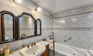 Casa en venta de 7 ambientes, habitacion en planta baja en suite, Vicente López